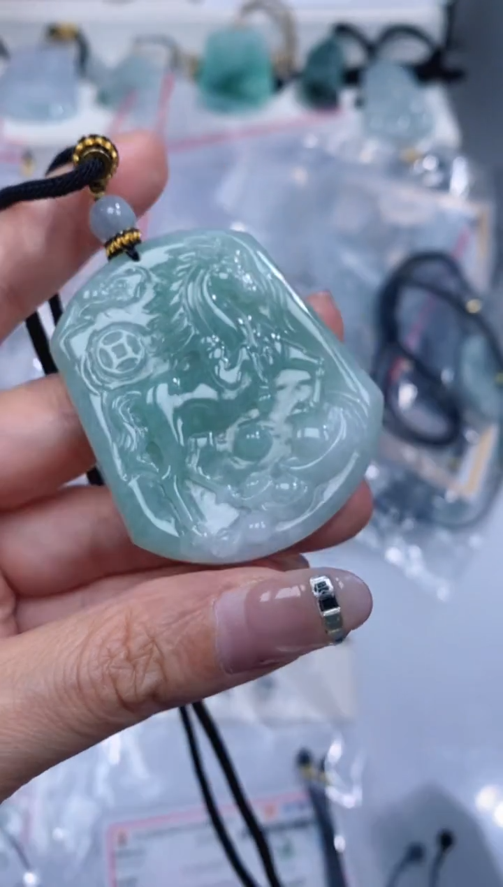 颈饰未镶嵌翡翠吊坠