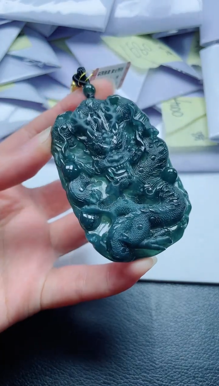 翡翠未镶嵌颈饰            