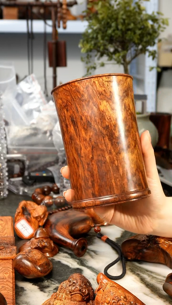 【闪购商品】黄花梨/降香黄檀海黄山水纹笔筒