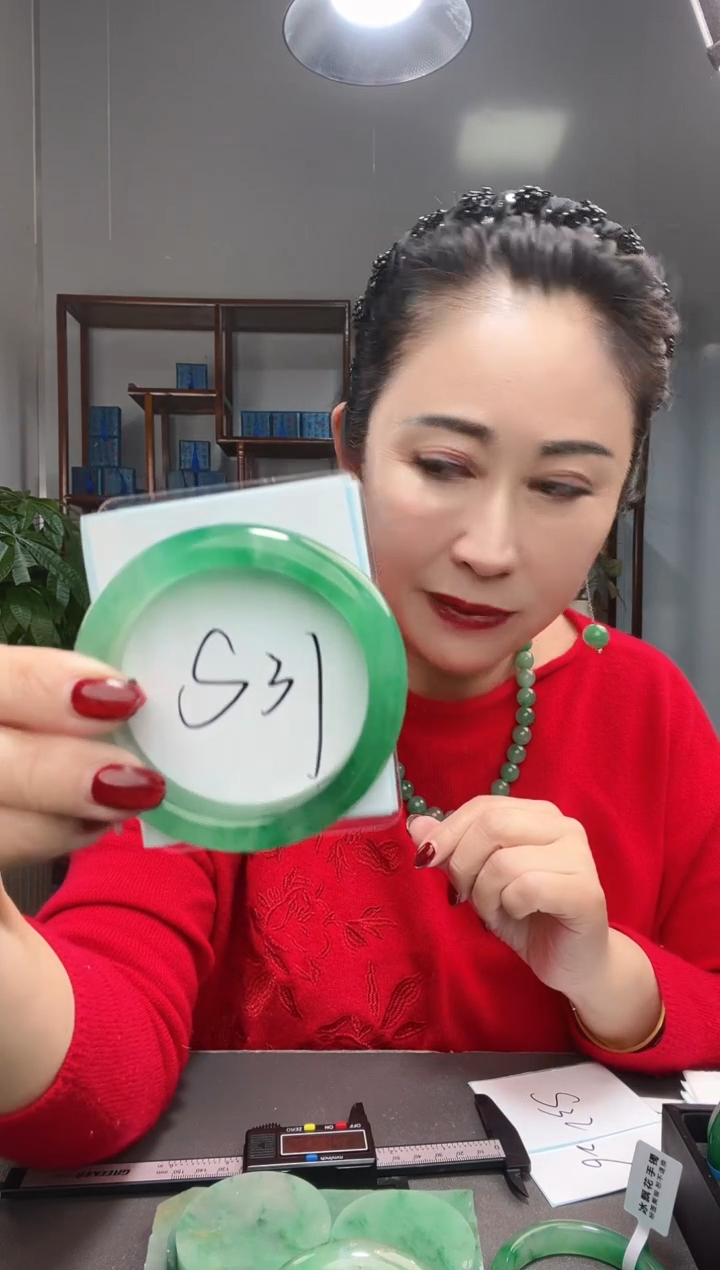 【闪购商品】石英质玉手镯未镶嵌非洲翠