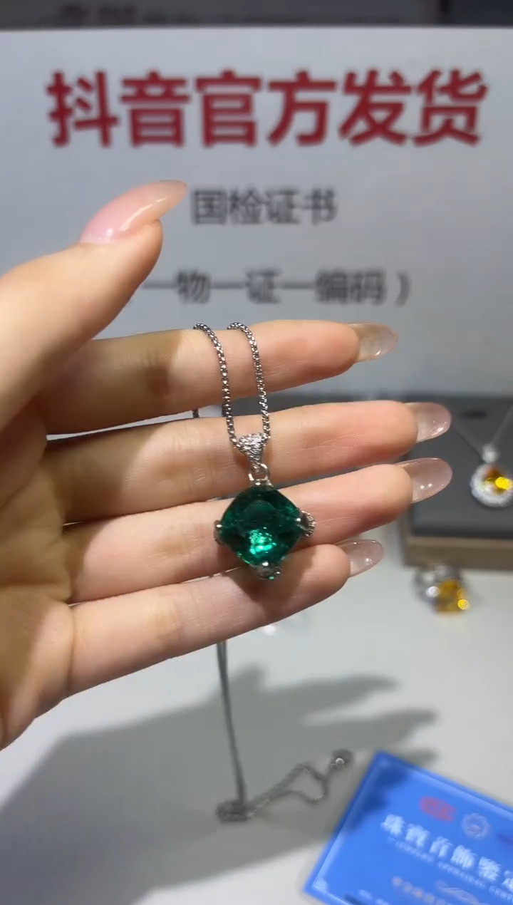 颈饰18K金镶嵌祖母绿1