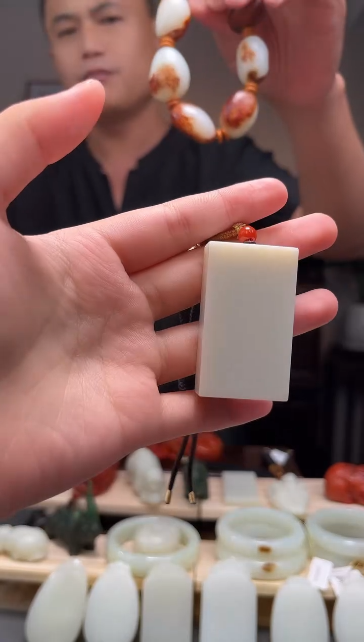 颈饰未镶嵌和田玉～吊坠