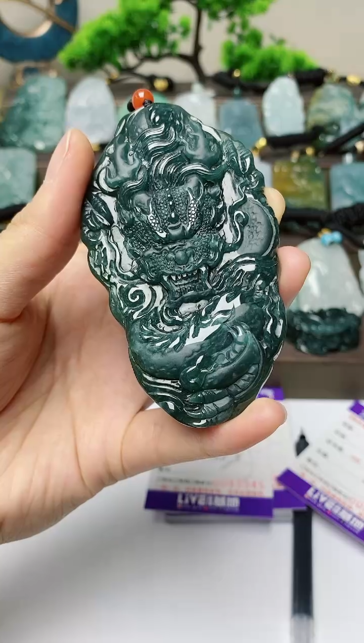 翡翠未镶嵌颈饰        