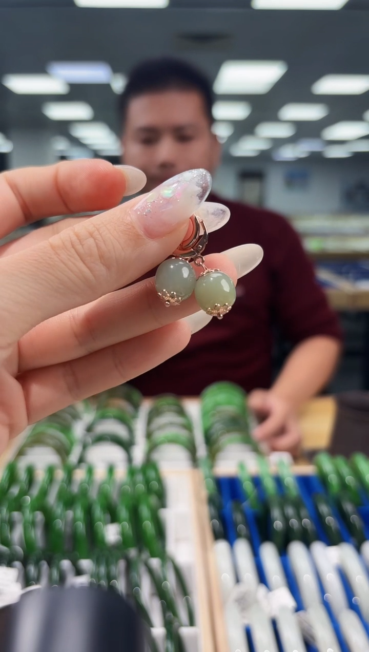 未镶嵌和田玉耳饰一对 多样性发一