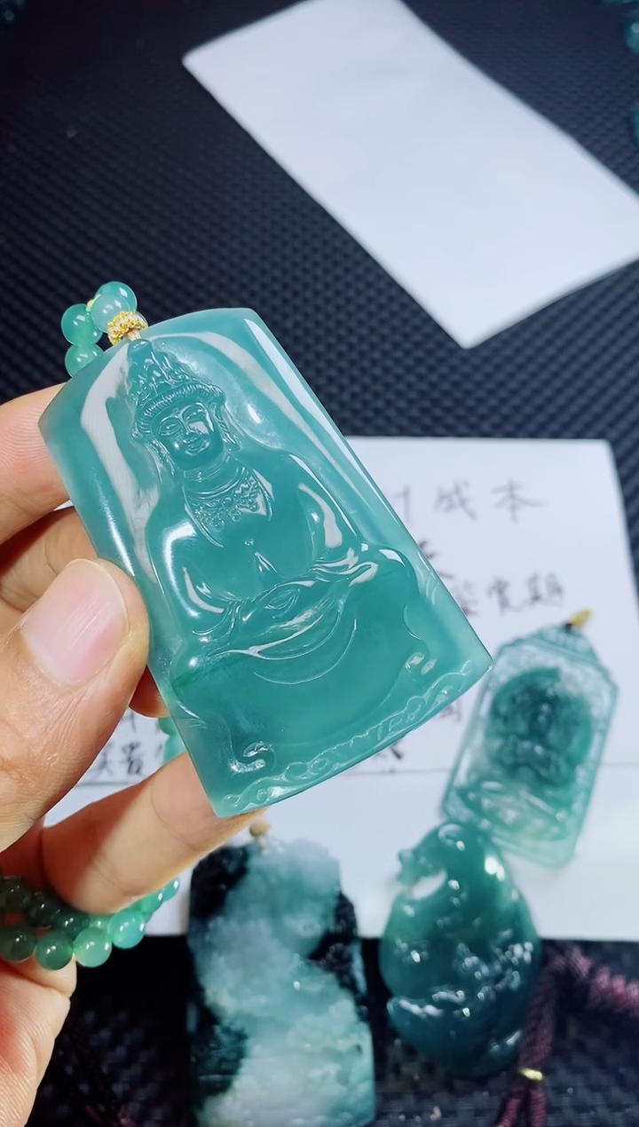 翡翠未镶嵌颈饰东****杨          
