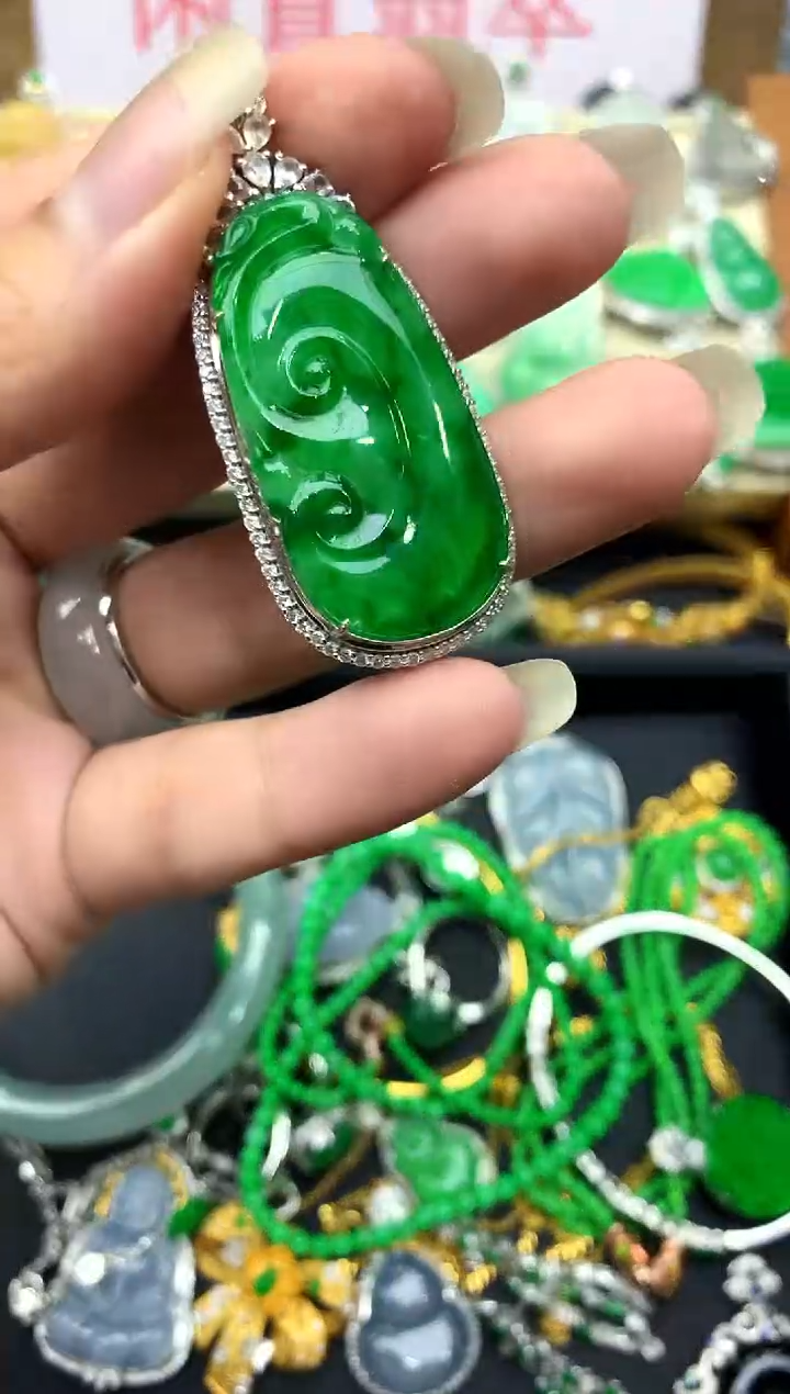 颈饰18K金镶嵌翡翠645 -中国好珍宝