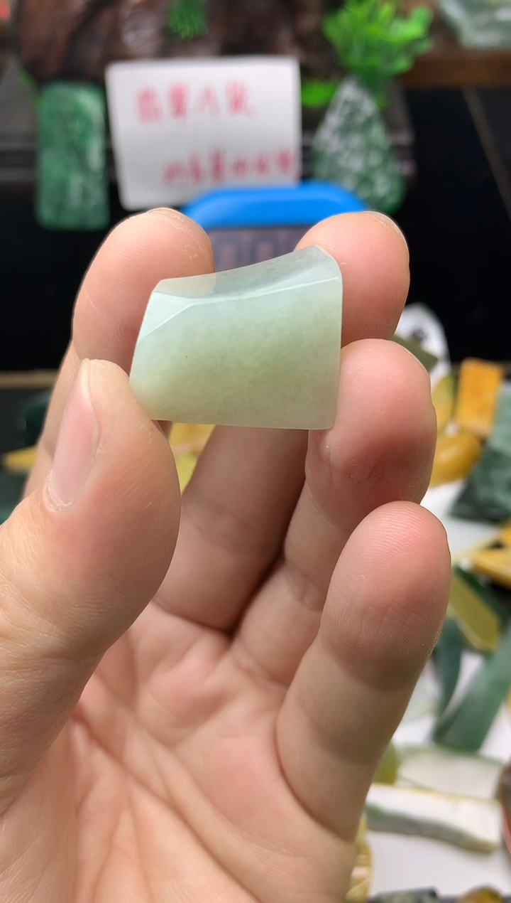 颈饰未镶嵌翡翠剁****椒料子