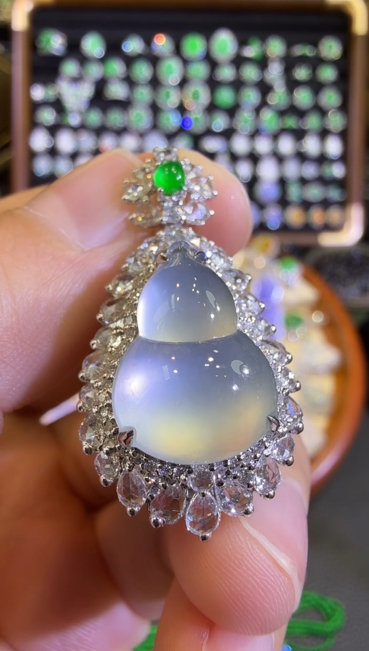 【闪购商品】翡翠18K金镶嵌吊坠(赠链)玻璃种极光白葫芦吊坠