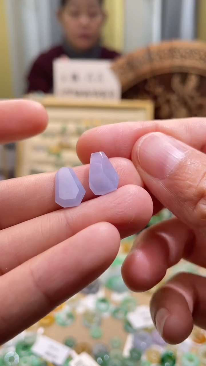 颈饰未镶嵌翡翠庭**云蛋面一对