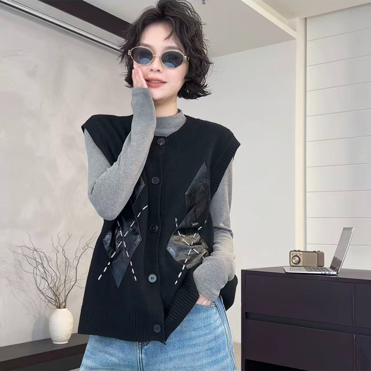 欧尼私服2025秋冬新款休闲极简风马夹针织印花开衫2512C8562