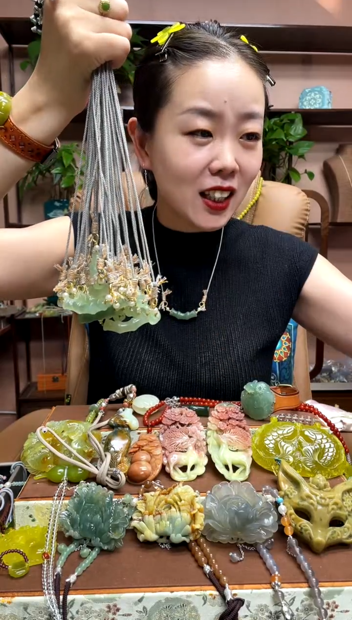 未镶嵌岫玉吊坠多样性发货发其中之一
