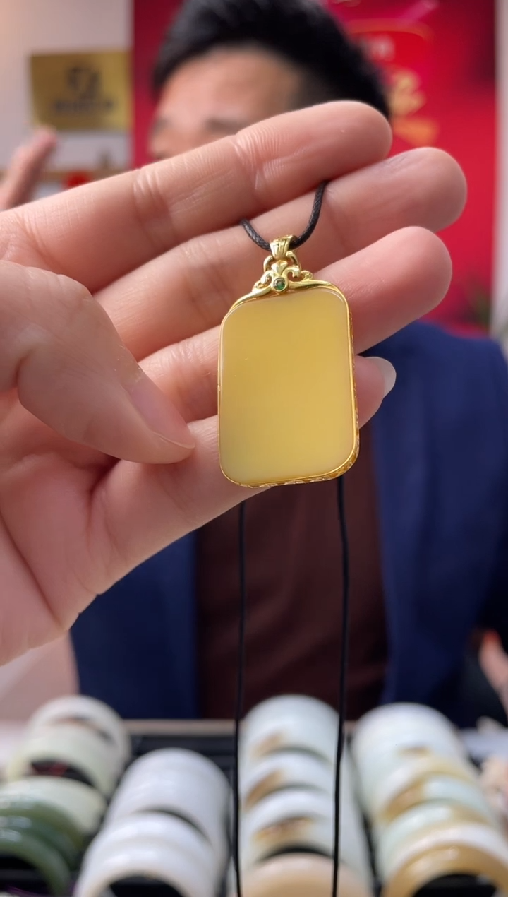 【闪购商品】和田玉颈饰18K金镶嵌鸡油黄无事牌吊坠发一件