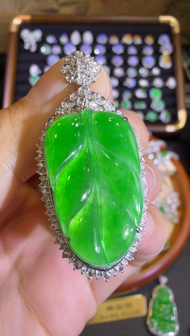 【闪购商品】翡翠吊坠(赠链)18K金镶嵌黄阳绿起光树叶吊坠