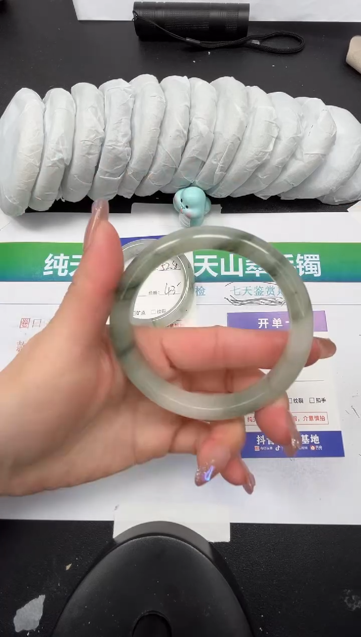 【闪购商品】石英质玉手镯未镶嵌189-61