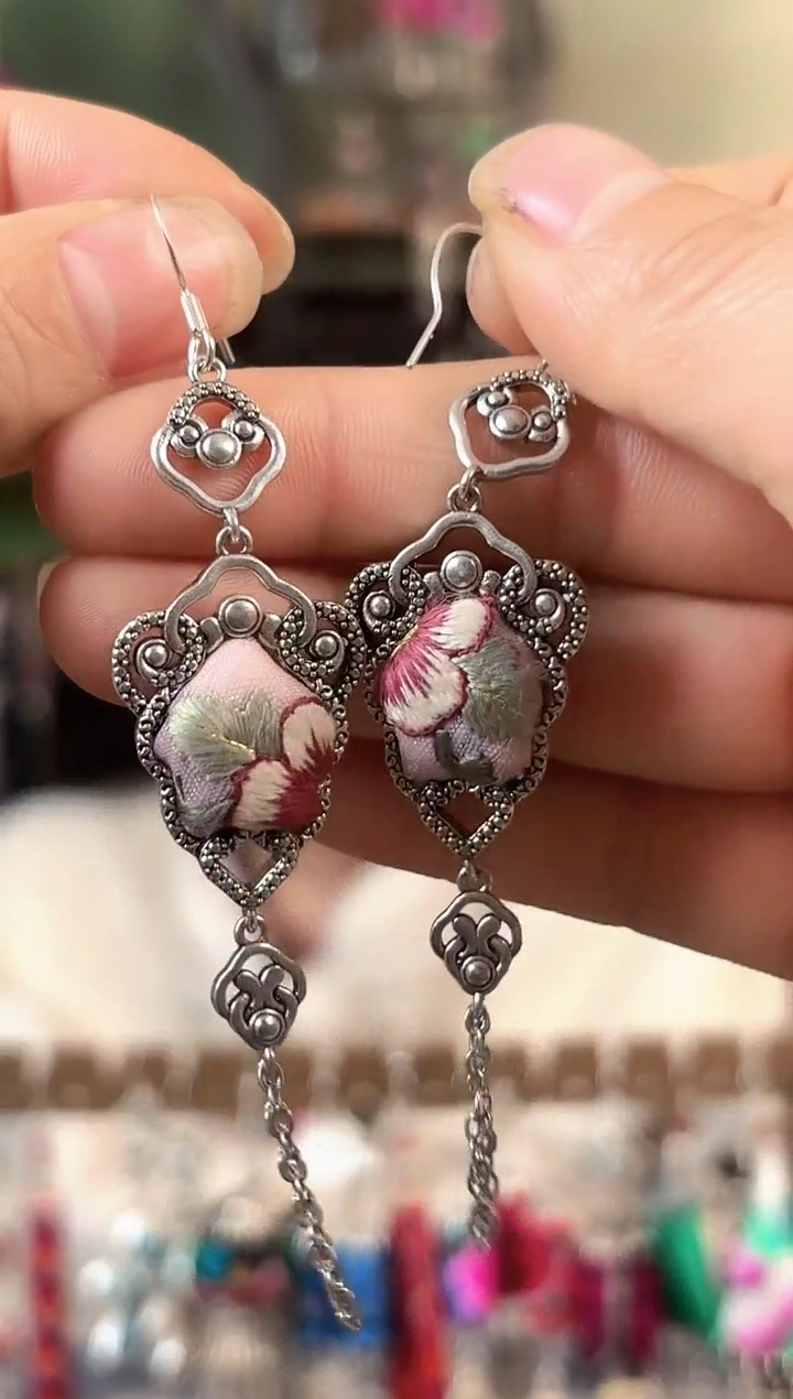 彩云南阁非遗老绣苗银饰品576