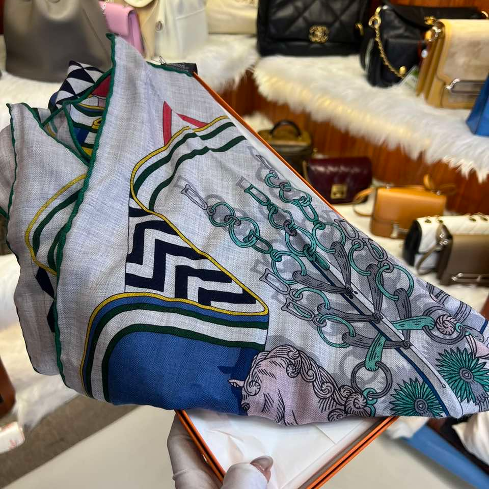 全新未使用 Hermes/爱马仕 【小花念念】马具三角披肩 围巾 蓝色