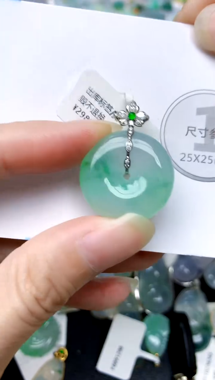 颈饰18K金镶嵌翡翠天然A货翡翠