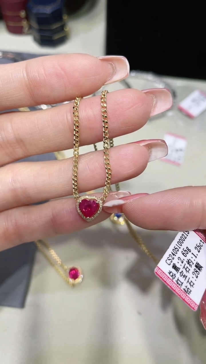 18K金镶嵌天然红宝石项链爱心款
