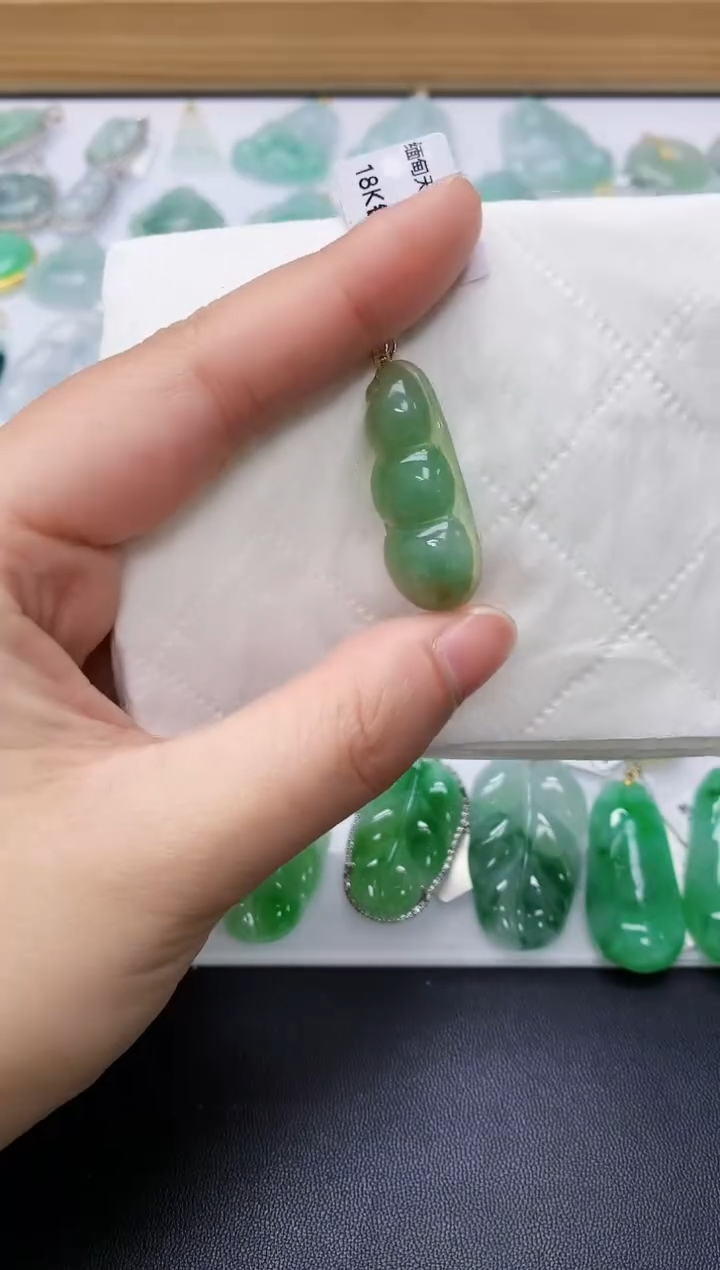 颈饰18K金镶嵌翡翠天然A货
