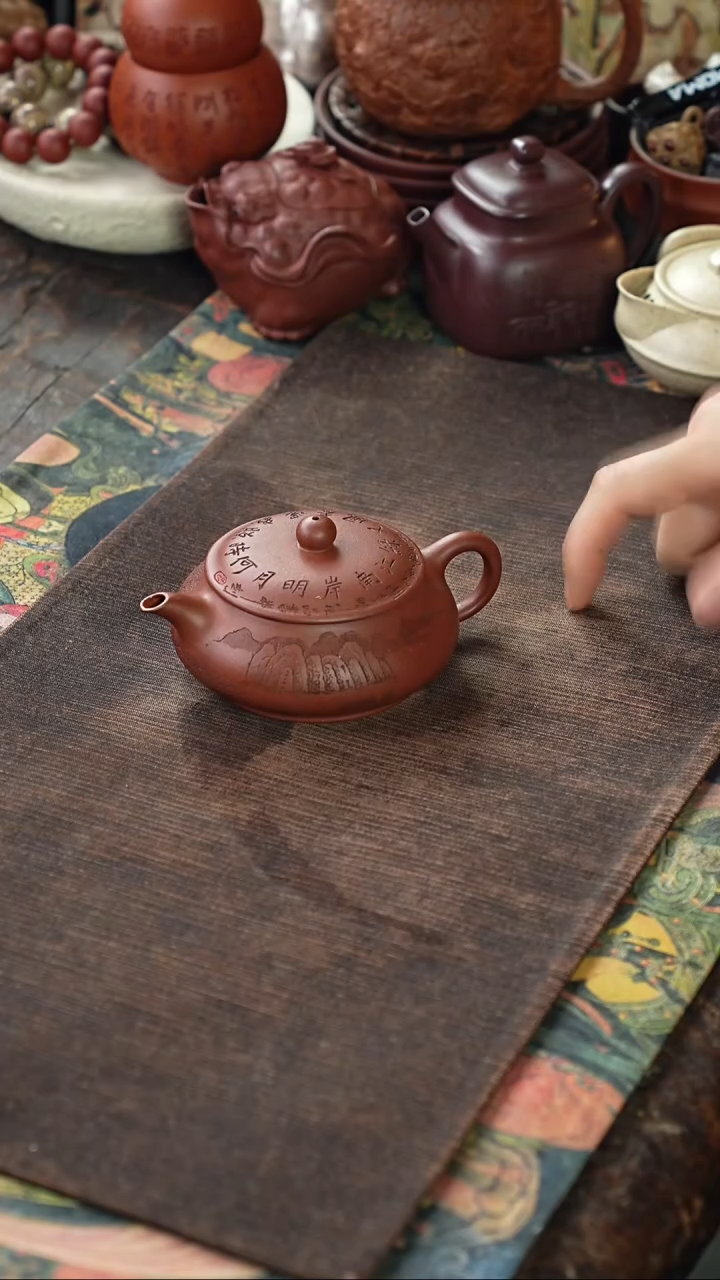  候品刻绘山水紫砂壶