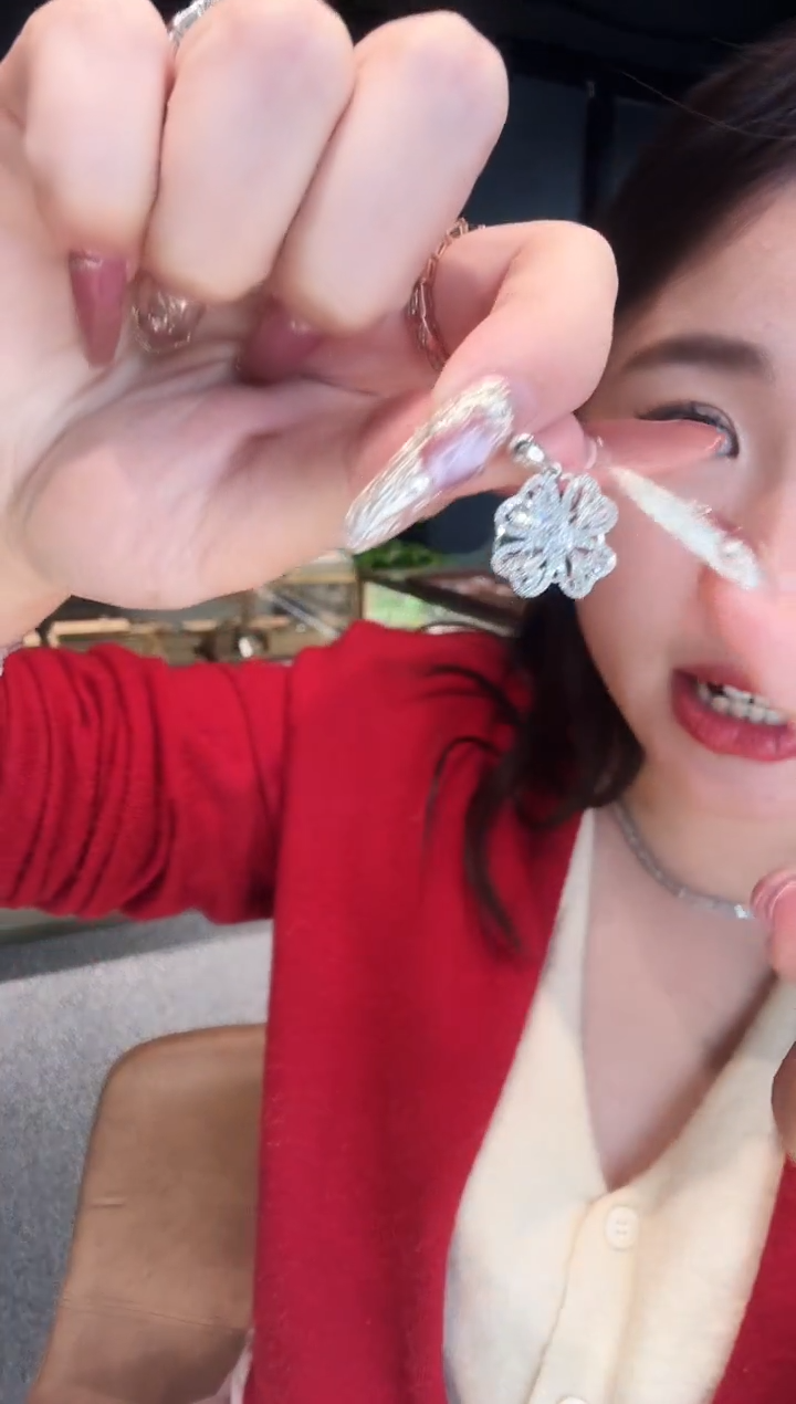 【闪购商品】钻石吊坠（不含链）18K金镶嵌旋转四叶草