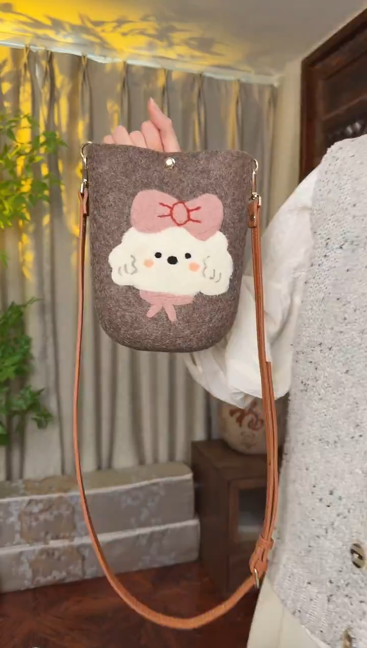 羊毛非遗羊毛毡包 手机包小狗