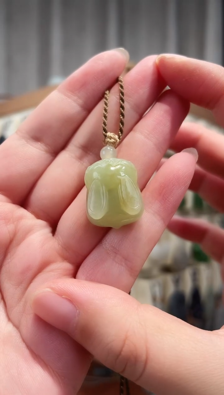 颈饰未镶嵌和田玉新疆若羌黄口趴趴兔20*16.5*14.6毫米