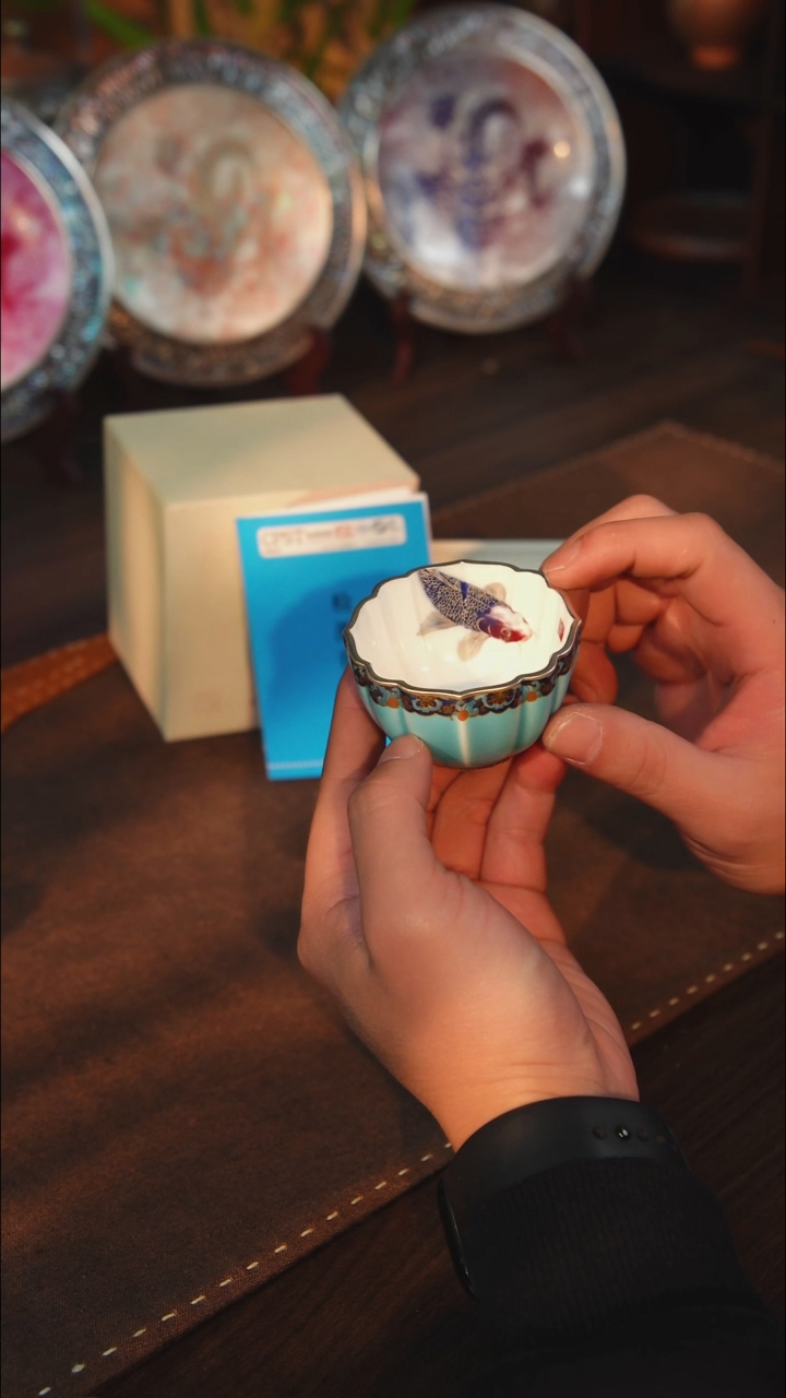 瓷鎏银内绘葵口锦鲤杯