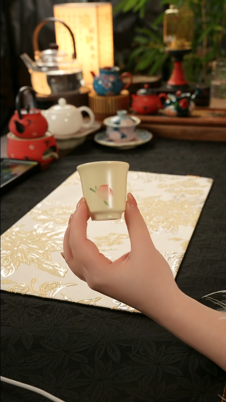 青云茶斋陶瓷茶具米黄桃子小闻香杯