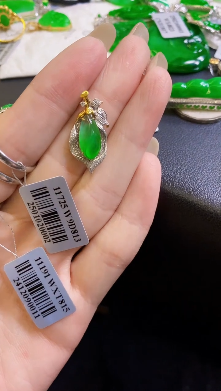 【闪购商品】定制翡翠18K金镶嵌吊坠