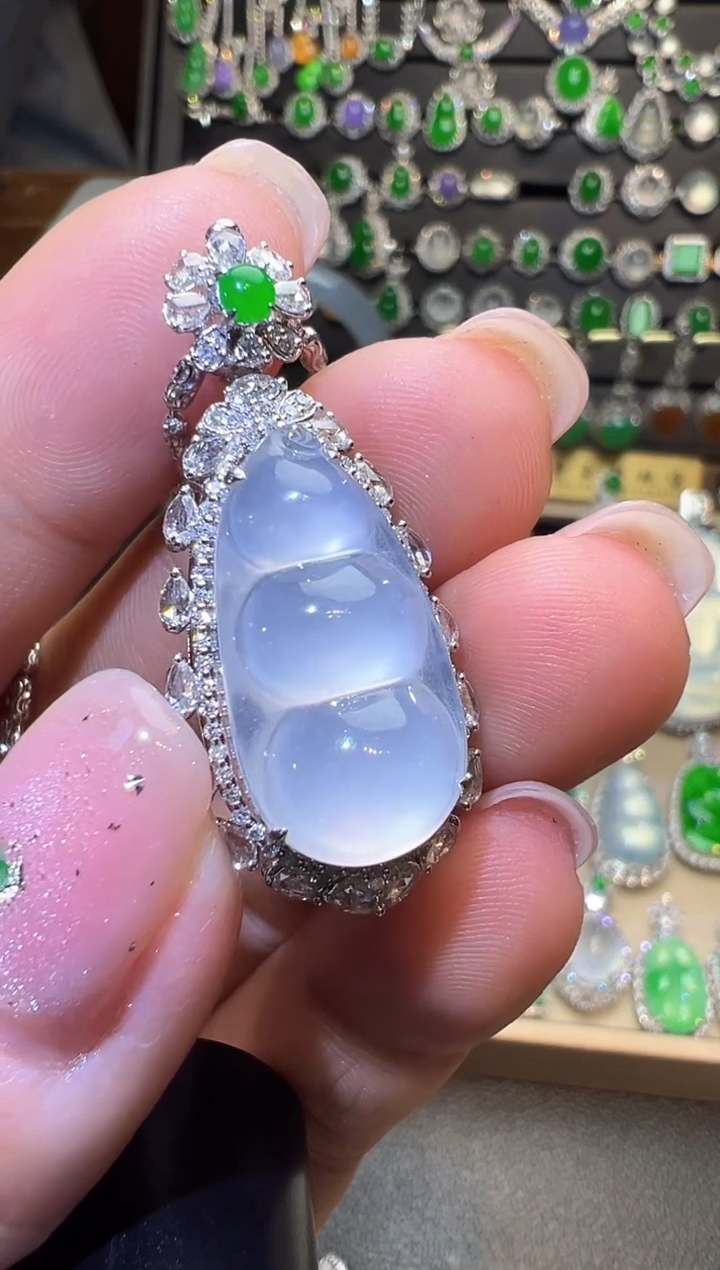 颈饰18K金镶嵌翡翠豆子