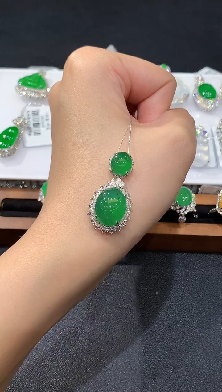 吊坠(不含链)18K金镶嵌翡翠多样性发其一