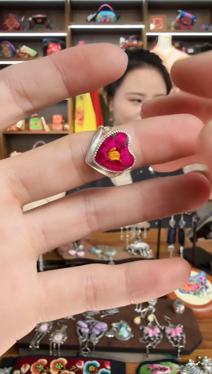 【闪购商品】织绣4蒙阿苏苗绣传承