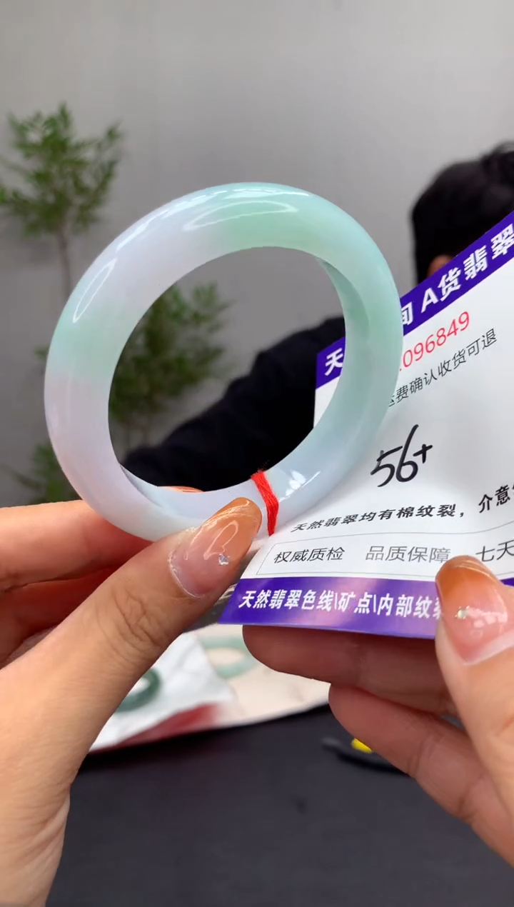 未镶嵌手镯翡翠女**女有纹，完美者勿拍