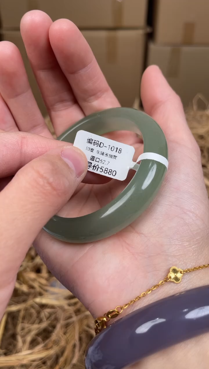 未镶嵌手镯石英质玉D1018