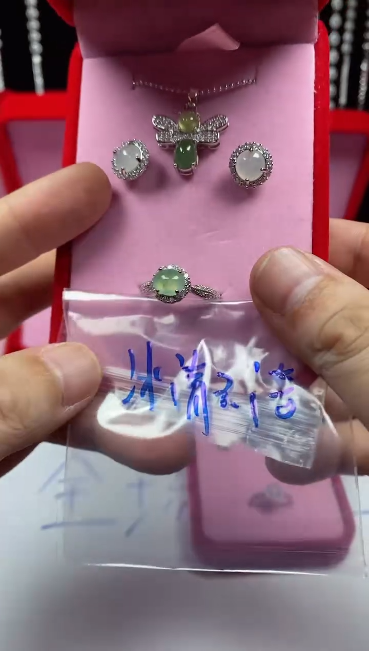未镶嵌戒指翡翠冰***?翡翠吊坠
