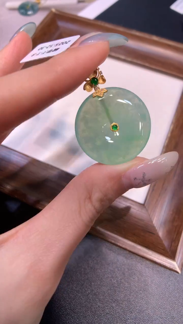 颈饰18K金镶嵌翡翠平安扣