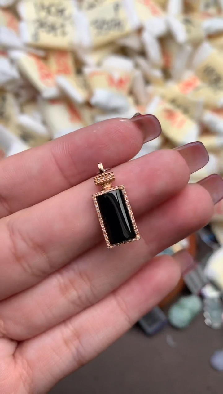 翡翠挂件18K金镶嵌 —