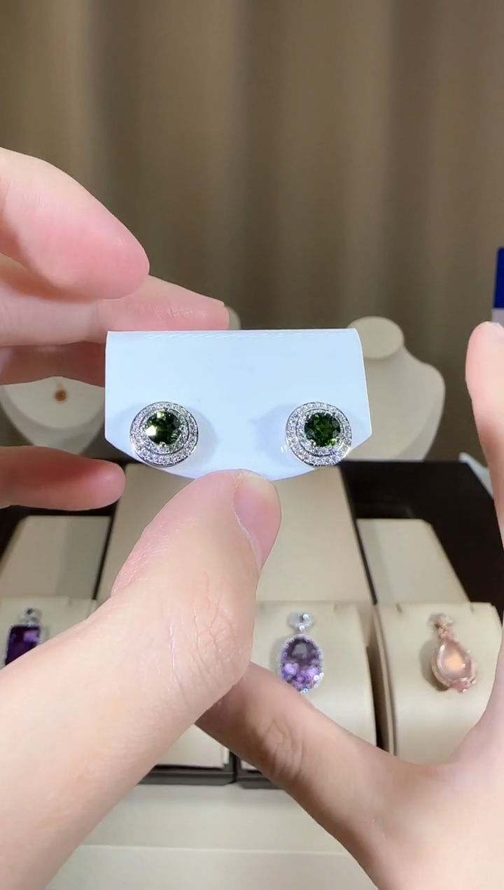 【闪购商品】透辉石耳钉银S925镶嵌简约