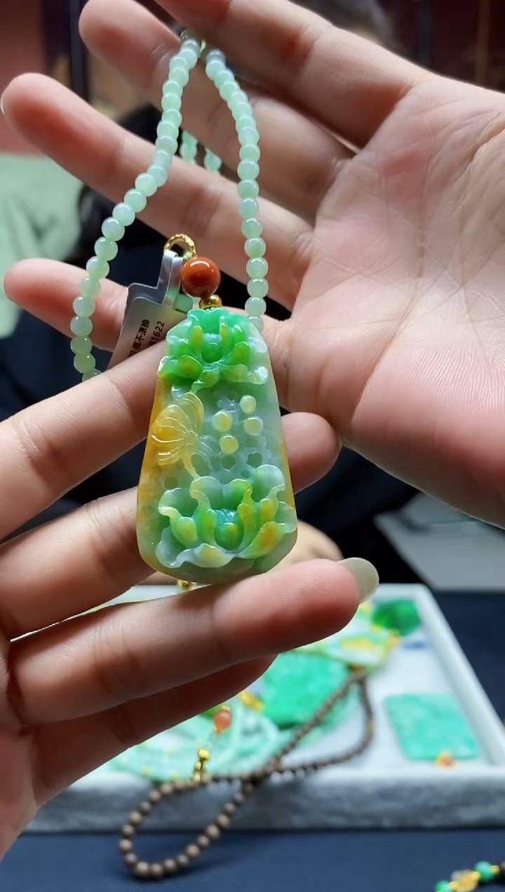 颈饰未镶嵌翡翠吊坠