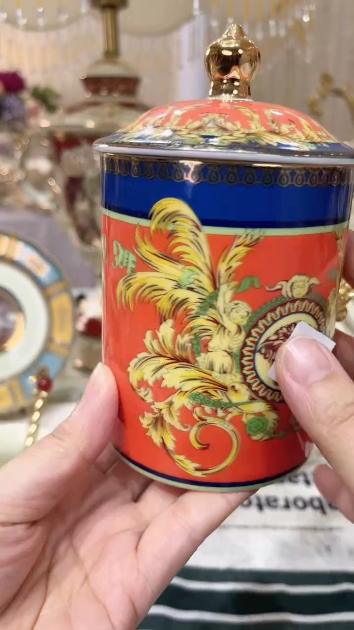 橘红色带盖马克杯一个