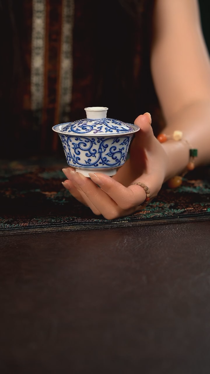 聚澜堂仿明缠枝莲马蹄盖碗