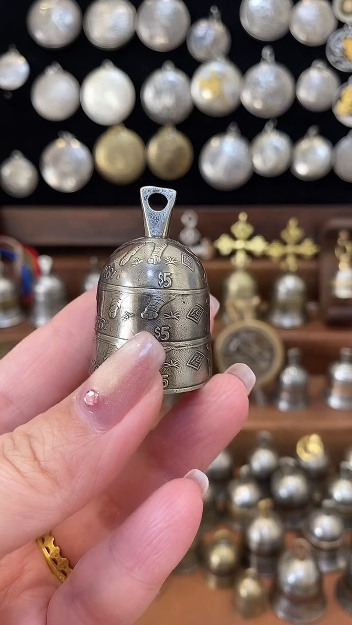 东*利比里亚三硬币拼接兔铃铛正品