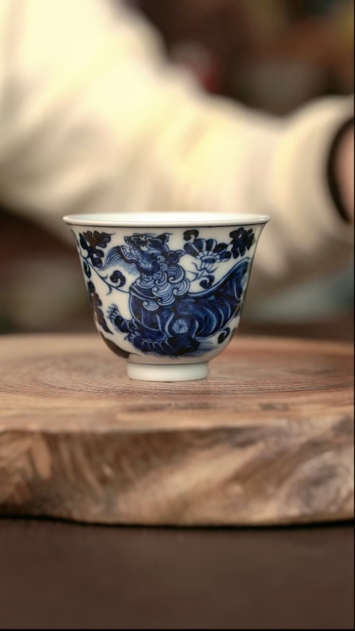 手绘微瑕高温现代瓷  气窑  狮子铃铛杯70C