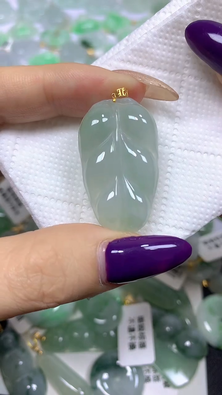 颈饰18K金镶嵌翡翠 