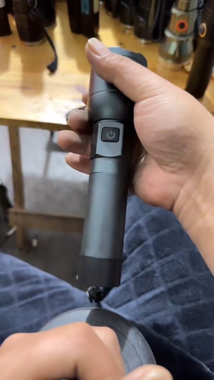 深***音A602变焦手电不带电池有瑕疵孤品