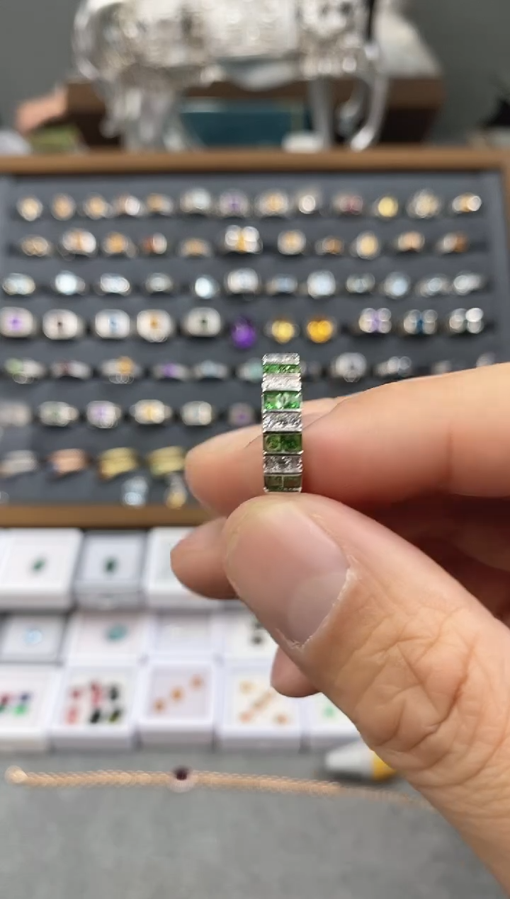 银S925镶嵌戒指石榴石（沙弗莱）11111