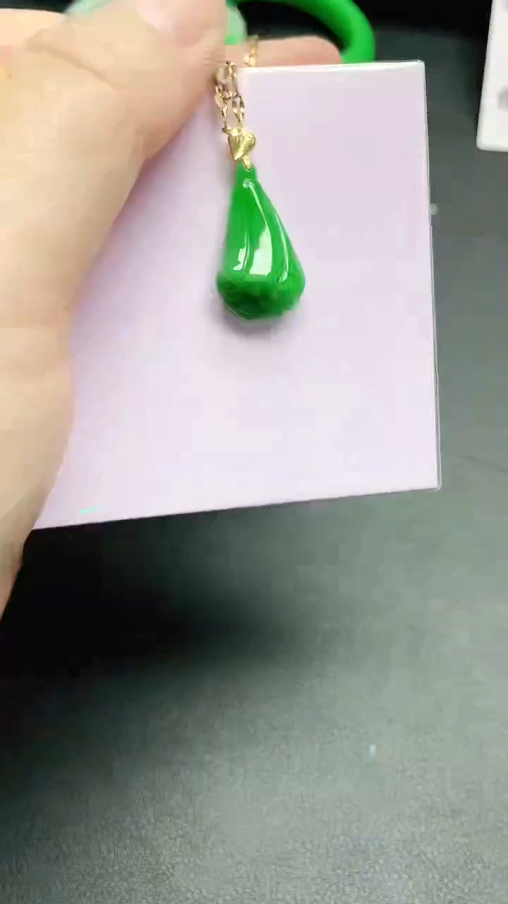 颈饰18K金镶嵌翡翠赠礼盒证书