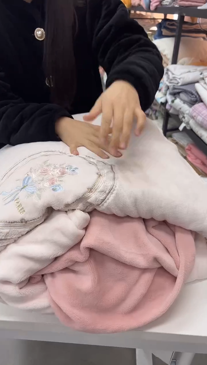 氨纶1.8米床笠 2米被套四件套兔耳绒镂空花边