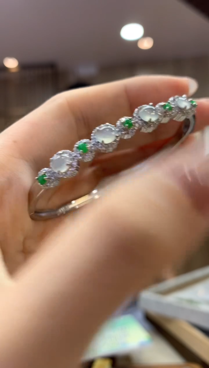 翡翠手镯未镶嵌手镯